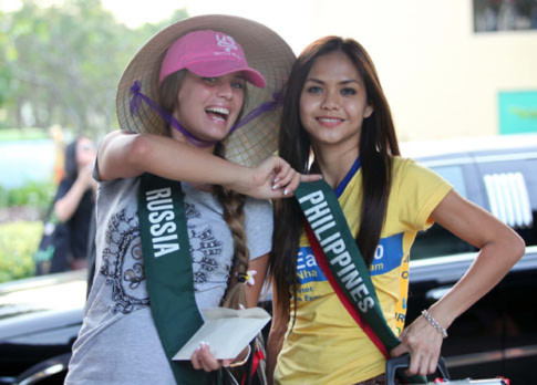 Người đẹp Nga tinh nghịch bên Miss Earth 2010 Philippines.