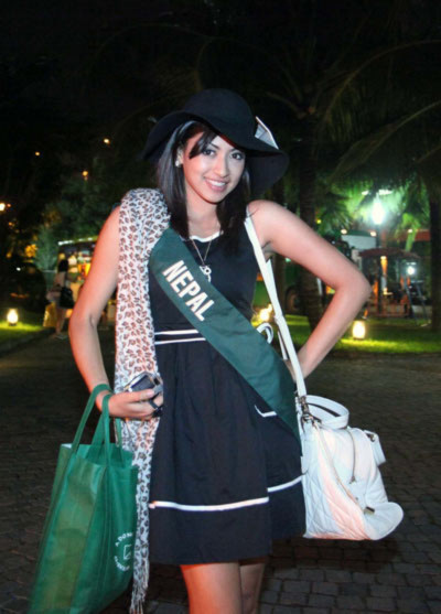 Trước đó, ngày 23/11, gần 90 thí sinh Miss Earth chia làm nhiều nhóm để đến Vinpearl Land, Nha Trang.