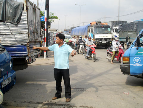 Những 'cảnh sát giao thông bất đắc dĩ' ở Sài Gòn