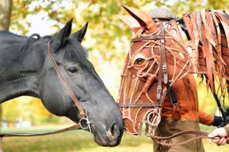 Con ngựa mang tên Elizabeth thăm dò một con ngựa giả trong một công viên tại London. Ảnh: PA.