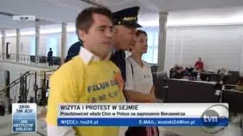 PolishTVP24 Nghị viện Ba Lan Một cảnh chụp màn hình từ TVP24 của Ba Lan về hai người biểu tình đang bị an ninh nghị viện dẫn đi (Ảnh chụp màn hình của TVP24)