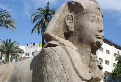 1 Một bức tượng nhân sư vừa được khai quật tại thành phố Luxor, Ai Cập. Ảnh: NatGeo.