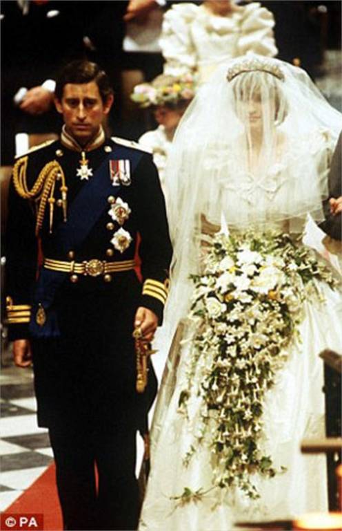 Phong tục cưới cầu kỳ của hoàng gia Anh