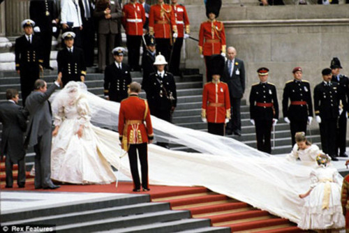 Phong tục cưới cầu kỳ của hoàng gia Anh