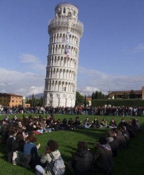 Sinh viên Italy đang phong toả Tháp nghiêng Pisa. Ảnh: AP