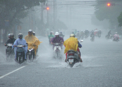 ngap-pho-tuyhoa-to Cầu Lò Gốm tiếp tục bị chìm trong lũ, chia cắt giao thông về các xã An Ninh Đông, An Ninh Tây và An Thạch (huyện Tuy An).