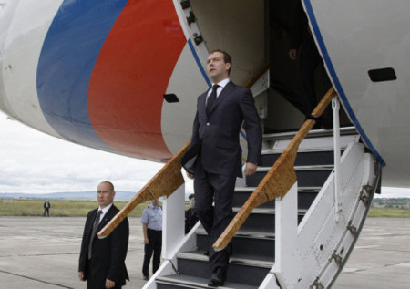  Ông Medvedev tới thăm đảo Kunashir trên đường trở về từ Việt Nam.