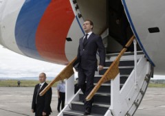 Tổng thống Nga thăm đảo tranh chấp với Nhật