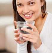 Uống nhiều nước tự nhiên đóng chai có tốt?