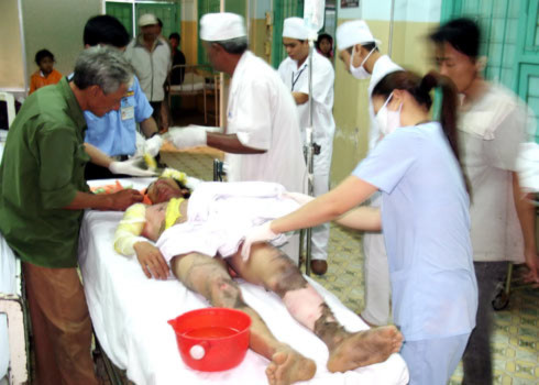 Anh Nguyễn Thanh Tuấn bị bỏng nặng đang cấp cứu ở bệnh viện. Ảnh: Sơn Ninh