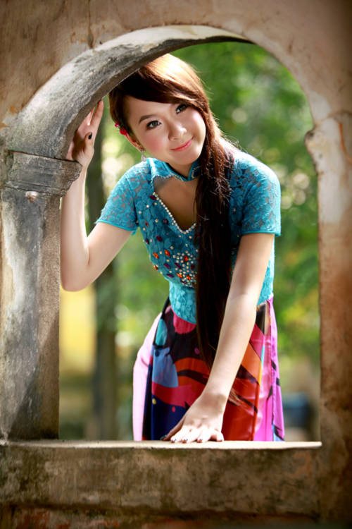 'Bà mẹ nhí' Phương Trinh lên chùa « Tin Đa Chiều