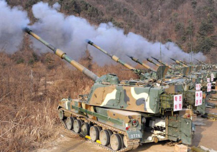Pháo tự hành của Hàn Quốc trong cuộc tập trận. Ảnh: AFP