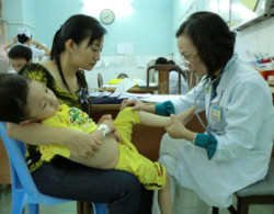 Bác sĩ Thúy khám cho một bệnh nhi sốt xuất huyết. Ảnh: Bác sĩ Thanh Hà.