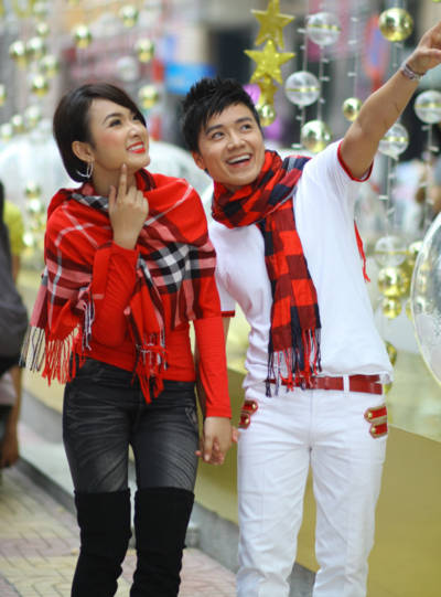 Ca sĩ trẻ Hoàng Nam và diễn viên Phương Trinh (trái)