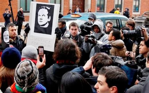 Nhóm ’Ẩn danh’ gọi người sáng lập Wikileaks, Julian Assange, là anh hùng đối với tự do ngôn luận.