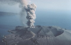 Cận cảnh núi lửa phun trào trên biển