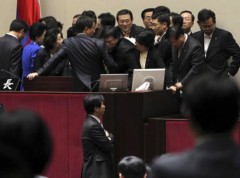 Chính trị gia Hàn Quốc cầm búa đánh nhau