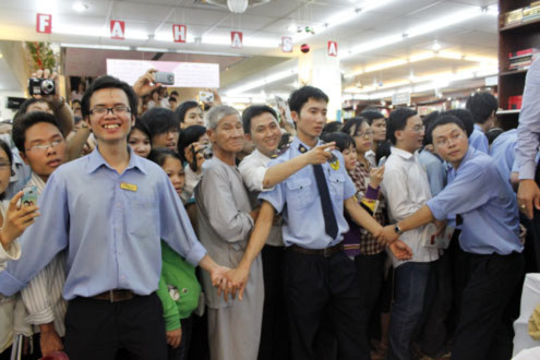 Cụ Nguyễn Văn Thế (áo bà ba xám) xếp hàng xin chữ ký. 'Tôi phải xin được chữ ký đem về quê thì bà con mới tin là tôi có lên Sài Gòn gặp 'Tôn Ngộ Không', chứ nếu không mọi người bảo tôi chỉ ra nhà sách mua sách thôi', cụ nói. Ảnh: Thoại Hà.