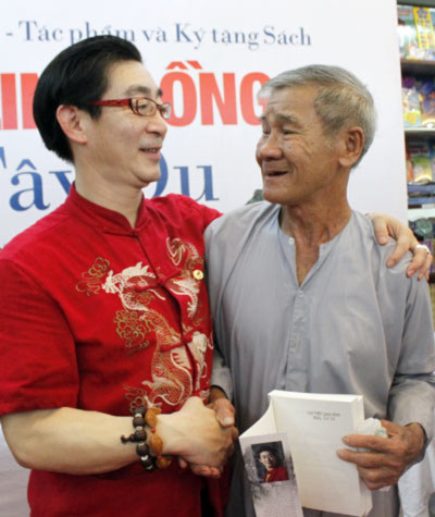 Độc giả 82 tuổi (phải) không giấu vẻ ngỡ ngàng khi diễn viên Lục Tiểu Linh Đồng mời ông chụp ảnh kỷ niệm. Ảnh: Thoại Hà.