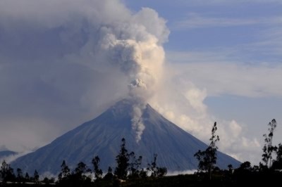 Núi lửa Tungurahua phun trào khói bụi ngày 4/12.