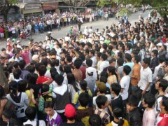 Gần 2.000 sinh viên tụ tập phản đối trường ĐH Lạc Hồng