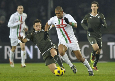 Ghi bàn phút bù giờ, Juventus vượt mặt Lazio
