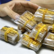 Giá vàng biến động nhẹ, đôla Mỹ đứng giá tại 21.530 đồng Việt Nam