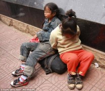 Hai bé gái bị bố trói tay suốt 10 năm