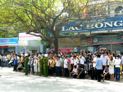 Hàng nghìn sinh viên tụ tập trước cổng trường reo hò phản đối cách tính điểm của nhà trường.