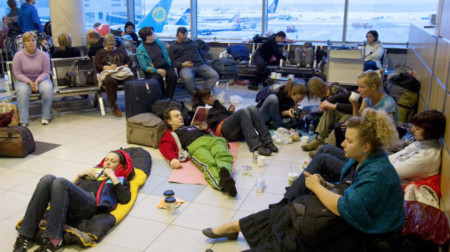 Hành khách nằm ngồi ngổn ngang vì mắc kẹt tại sân bay