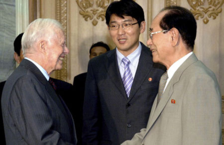 Cựu tổng thống Mỹ Jimmy Carter gặp lãnh đạo Triều Tiên trong chuyến đi Bình Nhưỡng, tháng 8/2010. Ảnh: Politico