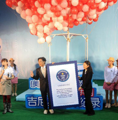 Đại diện tổ chức Guinness trao chứng nhận kỷ lục chùm bóng lớn nhất thể giới.