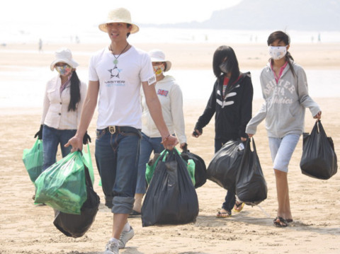 Người dân tạo bãi biển nhiệt tình giúp đỡ các thí sinh hoàn thành tốt phần thui của mình.