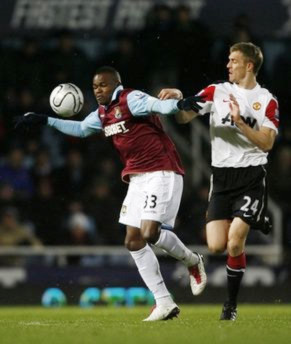 Hàng thủ MU (áo trắng) khổ sở vì Obinna - cầu thủ đã để lại dấu giày trong cả bốn bàn thắng của West Ham.