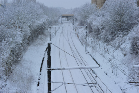 Các đường tàu cùng phủ trắng tuyết. Đa số các tuyến tàu điện đều giảm chuyến hoặc hủy chuyến.