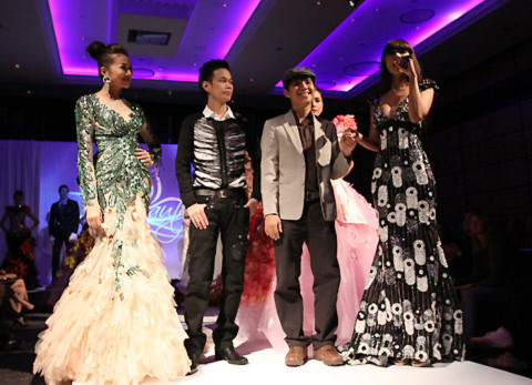 MC Hà Anh cùng người mẫu Thanh Hằng giới thiệu nhà thiết kế Hoàng Hải và đại diện nhãn hiệu Gosto với khán giả.
