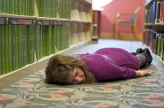 Những kiểu ngủ hài hước trong thư viện