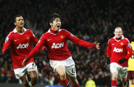 Park Ji-sung giúp MU đánh bại Arsenal, tái chiếm ngôi đầu