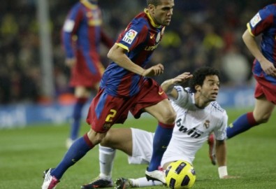 Quyết không tăng lương, Barca có nguy cơ mất Alves
