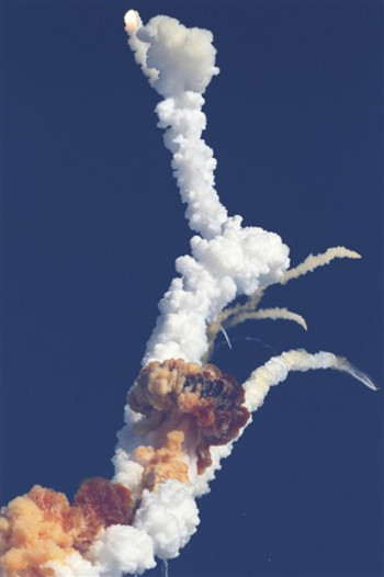 Tên lửa mang vệ tinh của Ấn Độ nổ sau khi rời bệ phóng hôm 25/12. Ảnh: AFP.
