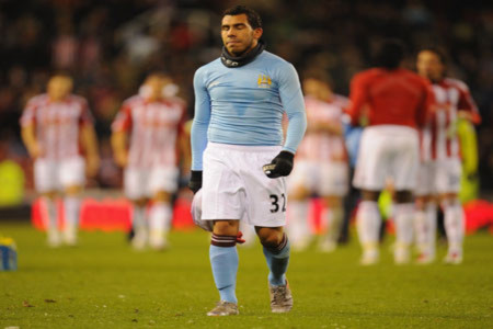 Tevez-ra-yeu-sach-de-o-lai-Man-City_Tin180.com_001