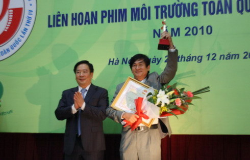 Thứ trưởng Nguyễn Thái Lai trao tặng giải Việt Nam Xanh cho đạo diễn Lê Hoài Phương. Ảnh: st.