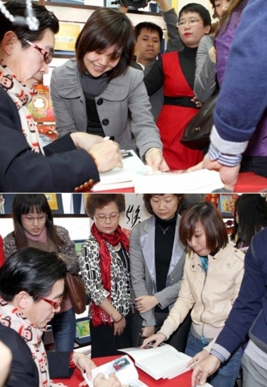 Diễn viên kỳ cựu của Tây Du Ký ký tặng sách cho công chúng. Ảnh: Pham Mi Ly.