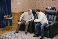 Tổng thống, thủ tướng Nga cùng chơi bi-a