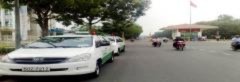 Tranh giành khách, tài xế taxi đâm nhau