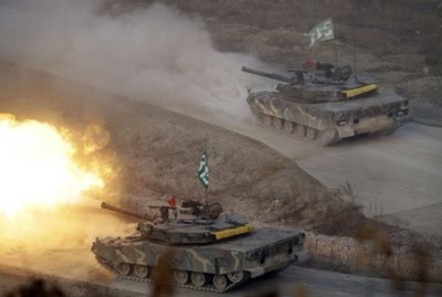 Xe tăng Hàn Quốc khai hỏa trong cuộc diễn tập hôm 23/12. Ảnh: AP.