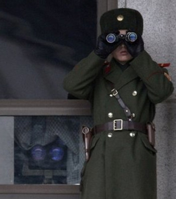 Một người lính Triều Tiên đứng gác ở khu vực phi quân sự giữa biên giới với Hàn Quốc. Ảnh: AP.