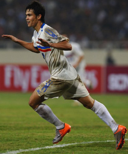 Younghusband mừng bàn thắng nâng tỷ số thành 2-0. Ảnh: AFP.
