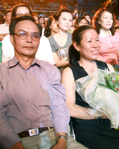 Bố mẹ Uyên Linh ngồi dưới hàng ghế khán giả