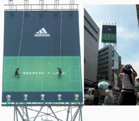 Hai người mẫu chơi bóng đá trên biển quảng cáo của Adidas